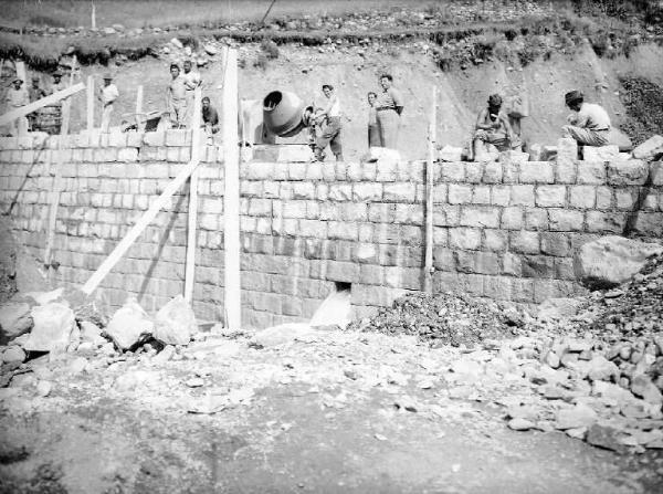 Borno - Torrente San Fiorino - Briglia di contenimento - Cantiere - Operai al lavoro