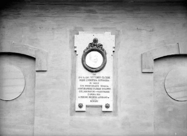 Lapide commemorativa - Cogno - Cotonificio Vittorio Olcese - Cortile