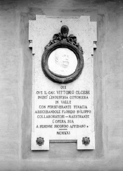 Lapide commemorativa - Cogno - Cotonificio Vittorio Olcese - Cortile