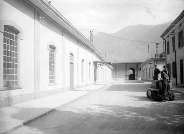 Cogno - Cotonificio Vittorio Olcese - Cortile - Operai in posa