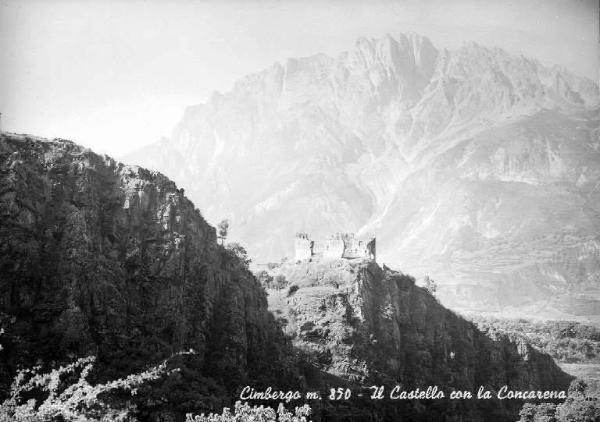 Cimbergo - Ruderi del Castello e massiccio della Concarena