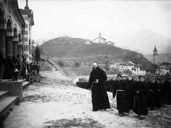 Berzo Inferiore - Cimitero - Processione