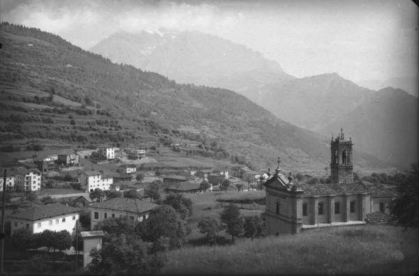 Ossimo Inferiore - Panorama con la chiesa parrocchiale dei Ss. Cosma e Damiano