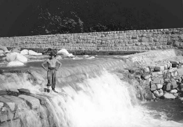 Val Grigna - Torrente Grigna - Trattto Esine-Bienno - Opera di arginatura - Operaio in posa