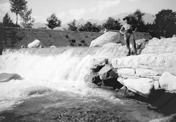 Val Grigna - Torrente Grigna - Trattto Esine-Bienno - Opera di arginatura - Operaio in posa