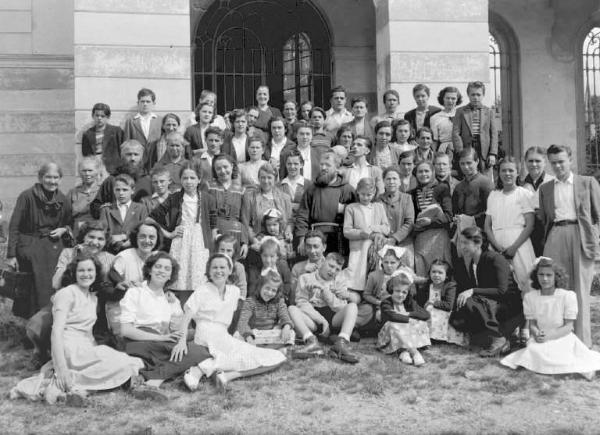 Berzo Inferiore - Cimitero - Pellegrinaggio alla tomba di Padre Innocenzo da Berzo - Gruppo di fedeli