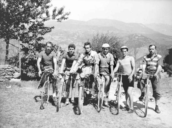 Ritratto di gruppo all'aperto - Ciclisti