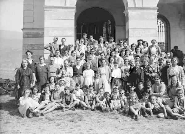 Berzo Inferiore - Cimitero - Pellegrinaggio alla tomba di Padre Innocenzo da Berzo - Gruppo di fedeli