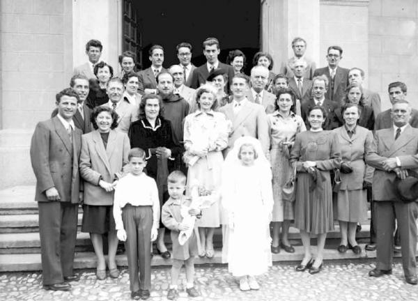 Ritratto di gruppo all'aperto - Matrimonio - Cogno - Chiesa parrocchiale dell'Annunciazione