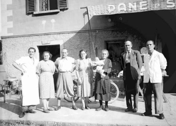 Valle Camonica - Negozio di alimentari - Ritratto di gruppo