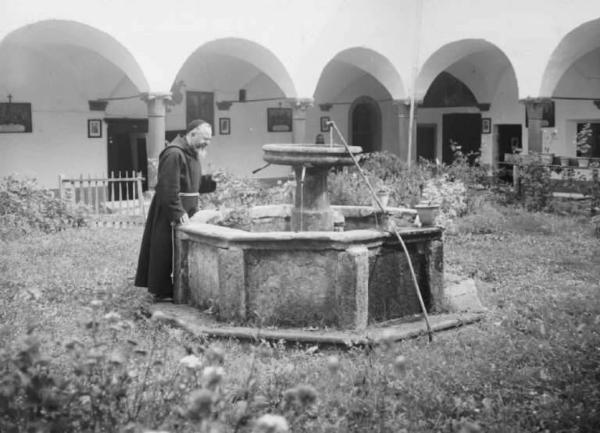 Piancogno - Località Annunciata - Convento della SS. Annunciata - Chiostro - Frate vicino alla fontana