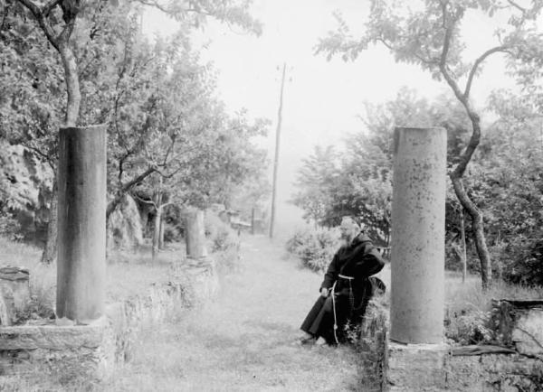 Piancogno - Località Annunciata - Convento della SS. Annunciata - Frate in giardino