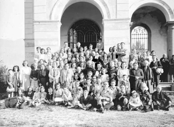 Berzo Inferiore - Cimitero - Pellegrinaggio alla tomba di Padre Innocenzo da Berzo - Gruppo di fedeli