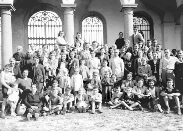 Berzo Inferiore - Cimitero - Pellegrinaggio alla tomba di Padre Innocenzo da Berzo - Gruppo di fedeli