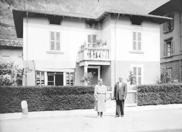 Berzo Demo - Palazzo - Coppia di anziani in posa