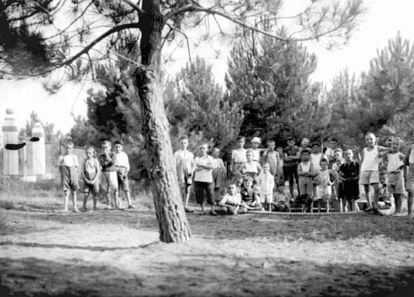 Cervia - Colonia Valle Camonica - Bambini nel parco