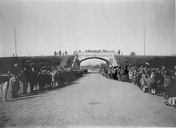 Palazzolo sull'Oglio - Inaugurazione dell'autostrada Bergamo-Brescia - Folla lungo la strada