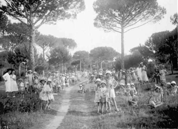 Cervia - Colonia Valle Camonica - Bambini nella pineta