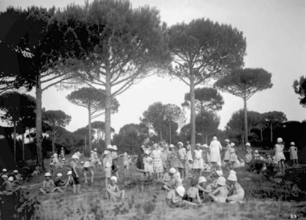 Cervia - Colonia Valle Camonica - Bambini nella pineta