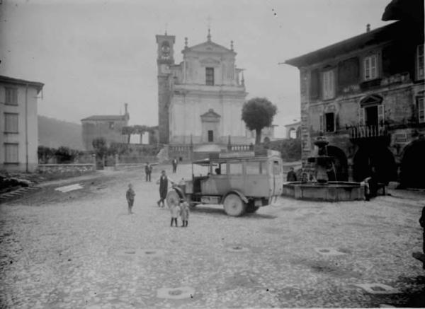 Borno - Piazza Umberto I - Chiesa parrocchiale di S. Giovanni Battista