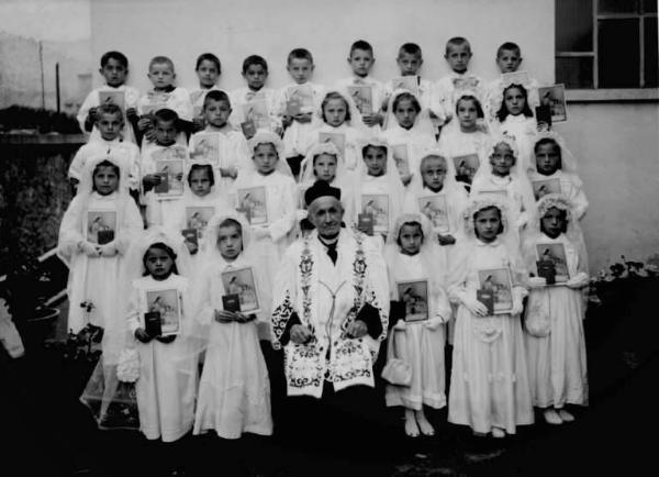 Ritratto di gruppo all'aperto - Prima Comunione - Bambini con sacerdote - Berzo Demo