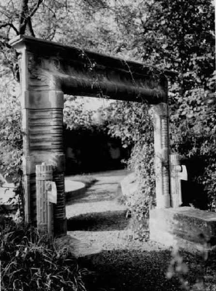 Palazzolo sull'Oglio - Località San Pancrazio - Palazzo Vezzoli (?) - Giardino - Porta con fasci littori