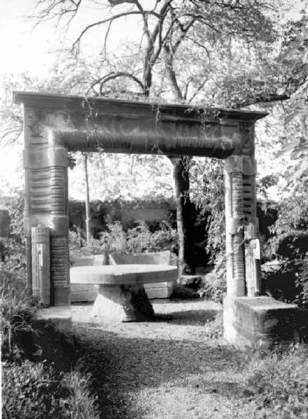 Palazzolo sull'Oglio - Località San Pancrazio - Palazzo Vezzoli (?) - Giardino - Porta con fasci littori