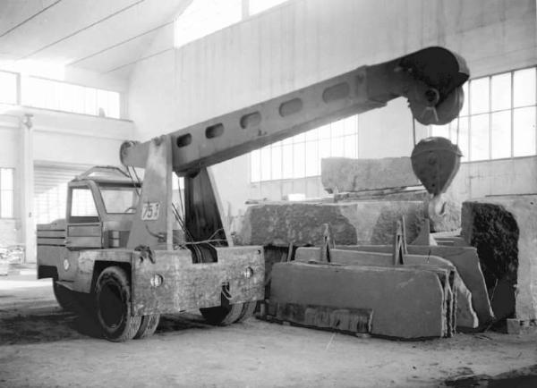 Capo di Ponte - Stabilimento Moncini - Interno - Camion con gru