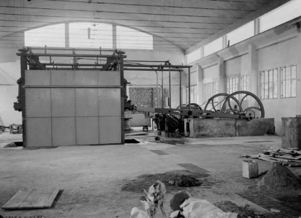 Capo di Ponte - Stabilimento Moncini - Interno - Macchinari per la lavorazione di marmi e graniti