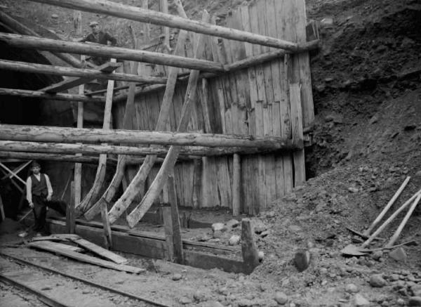 Esine - Ponte - Cantiere - Impresa Valverti - Operaio al lavoro