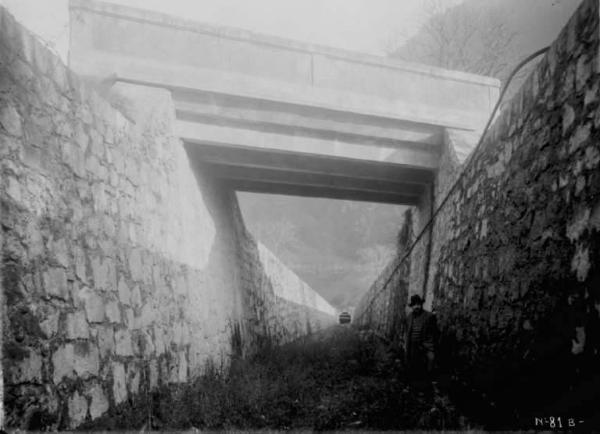 Società Elettrica Cisalpina - Lago Salarno - Cantiere - Canale - Uomo in posa