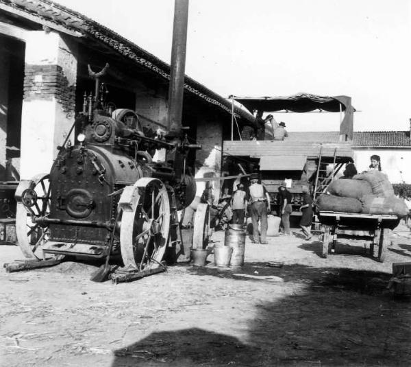 Fascismo - Battaglia del Grano - Trebbiatura - Contadini al lavoro