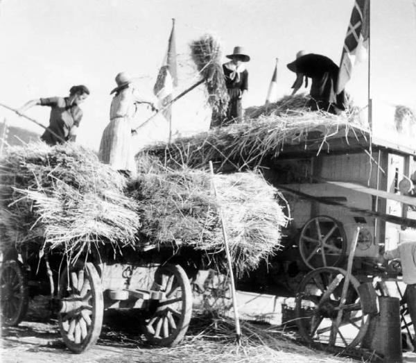 Fascismo - Battaglia del Grano - Trebbiatura meccanica - Contadine sulla trebbiatrice