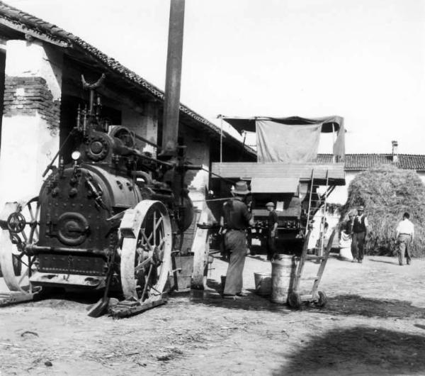 Fascismo - Battaglia del Grano - Trebbiatura - Contadini al lavoro