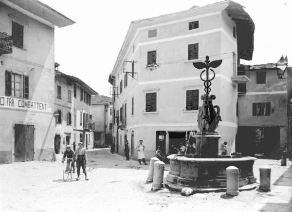 Capo di Ponte - Piazza con fontana