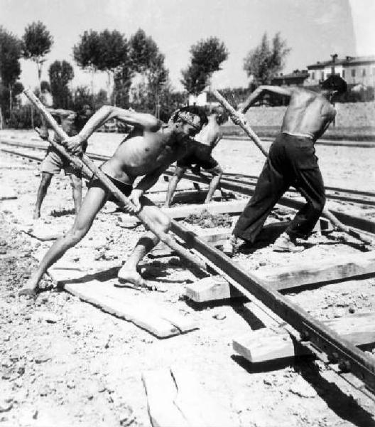 Cantiere - Posa dei binari della ferrovia - Operai al lavoro