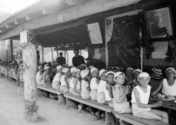 Ossimo - Colonia elioterapica - Bambini a tavola