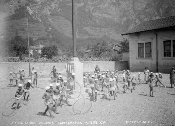 Piamborno - Colonia elioterapica - Bambini durante la ricreazione