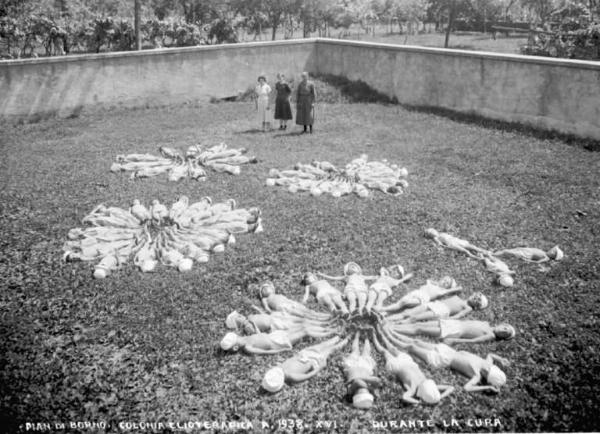 Piamborno - Colonia elioterapica - Bambini prendono il sole