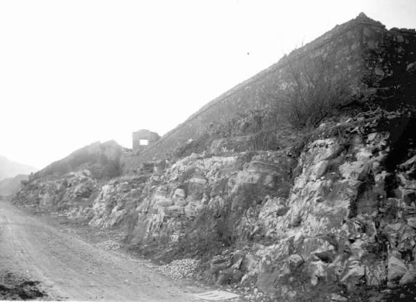 Breno - Località Mezzaro - Convento - Muro di recinzione