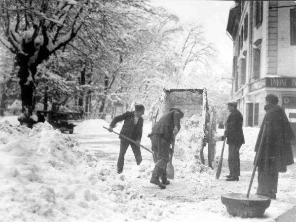 Cremona - Nevicata - Spalatori al lavoro