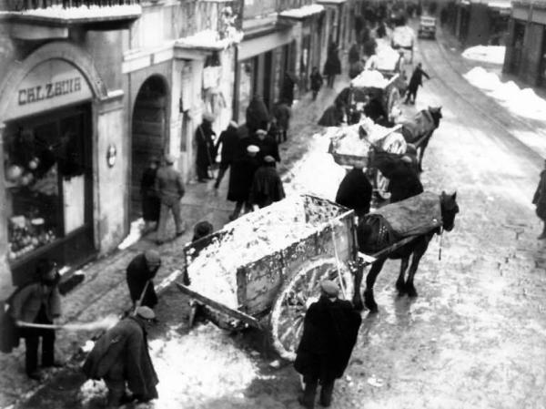 Cremona - Nevicata - Spalatori al lavoro con carri trainati da cavalli