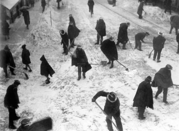 Cremona - Nevicata - Spalatori al lavoro