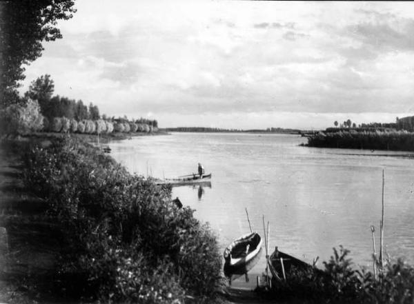 Fiume Po - Panorama - Barche in riva