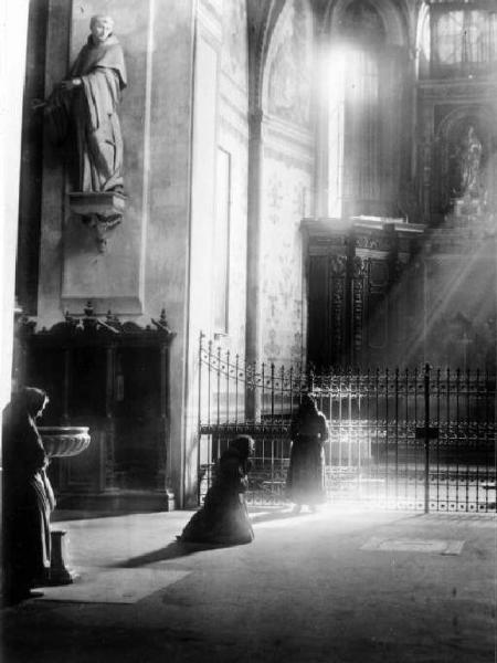 Cremona - Chiesa di S. Agostino - Donne in preghiera