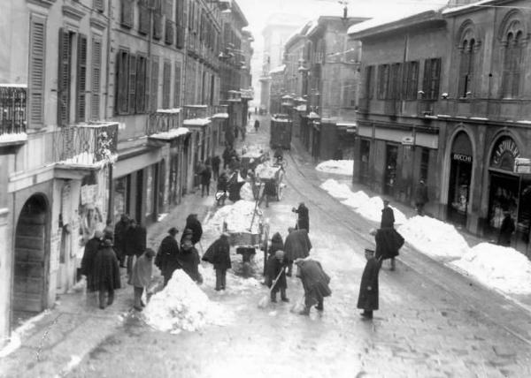 Cremona - Nevicata - Spalatori al lavoro