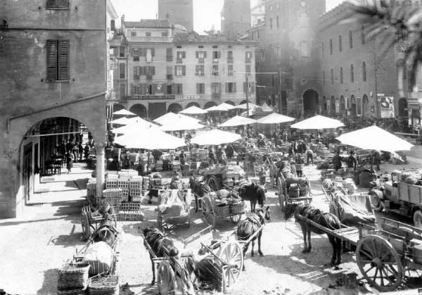 Cremona - Piazza Cavour - Mercato comunale