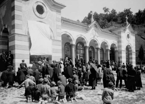 Berzo Inferiore - Cimitero - Pellegrinaggio alla tomba di Padre Innocenzo da Berzo - Gruppo di fedeli