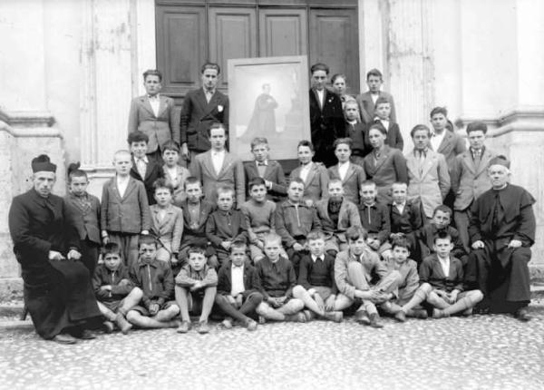 Ritratto di gruppo all'aperto - Bambini e ragazzi con sacerdoti