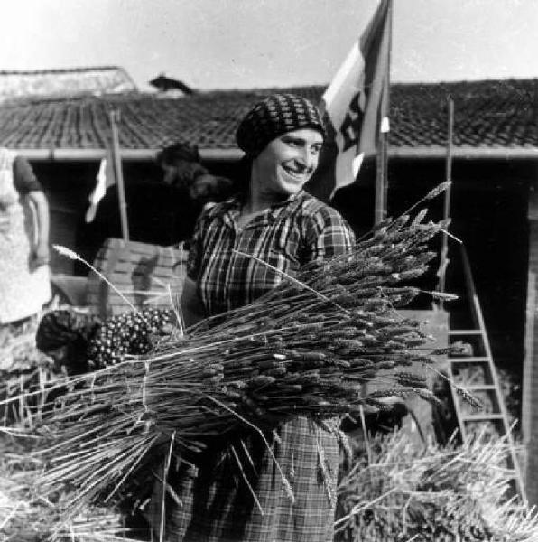 Fascismo - Battaglia del Grano - Contadina con fascina di grano